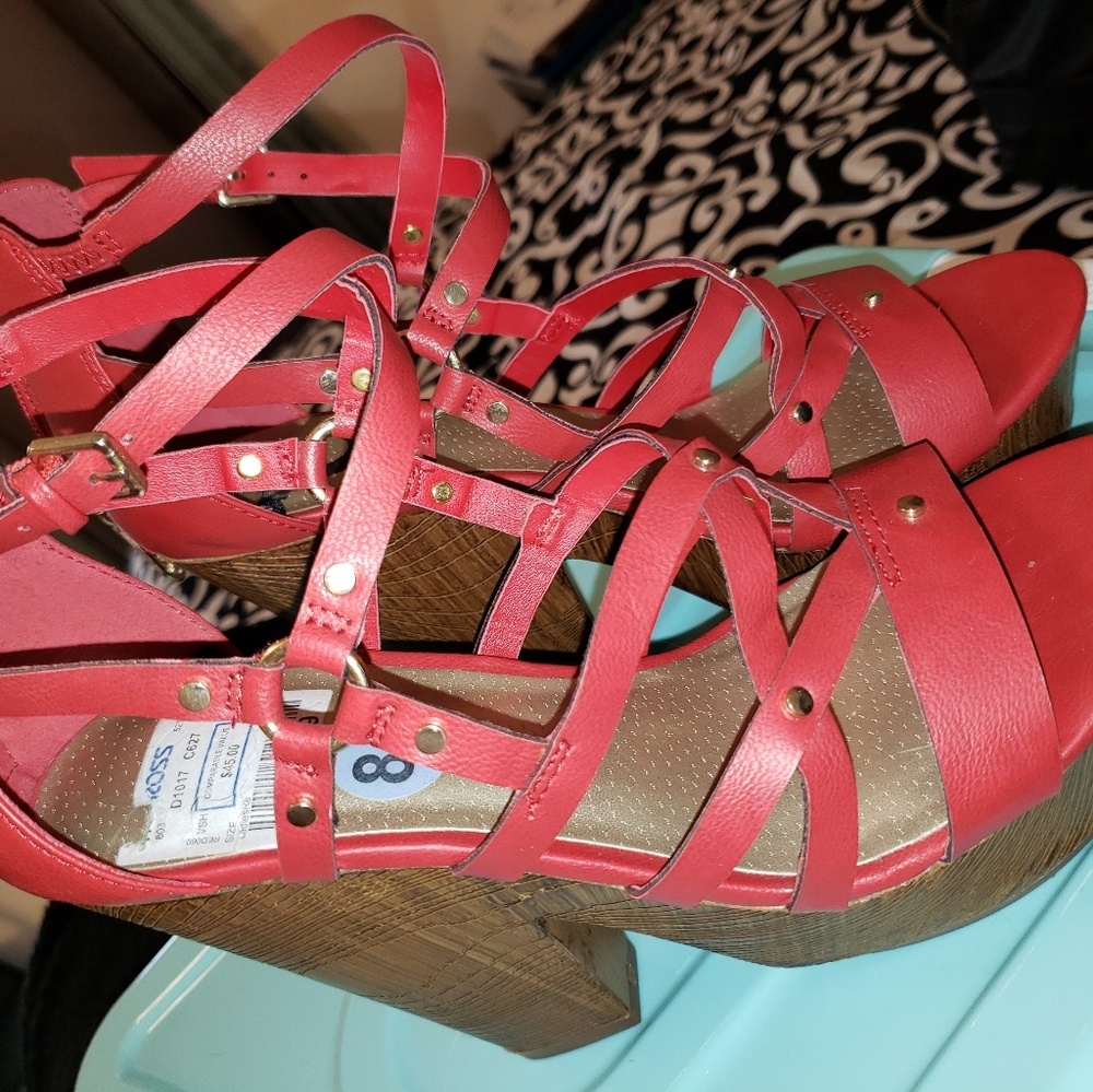 Guess Red Wedges